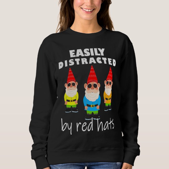Camiseta Easily distracted by red hats Cool gnome garden (Frente)