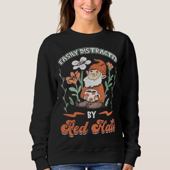 Camiseta Easily Distracted By Red Hats  Gnome Gardening (Frente)