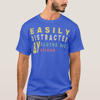 Camiseta Easily Distracted By Sloths And Pigeon