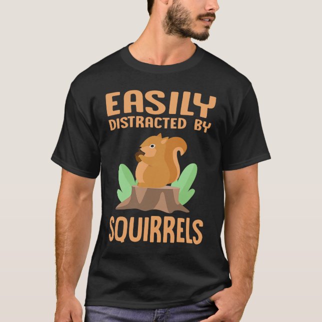 Camiseta Easily Distracted by Squirrels  Squirrel  Outdoor (Frente)