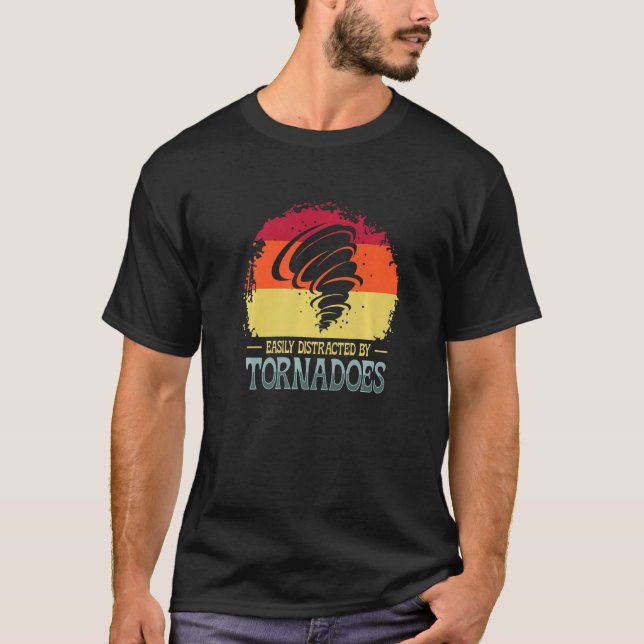 Camiseta Easily Distracted By Tornadoes Meteorology Weather (Frente)