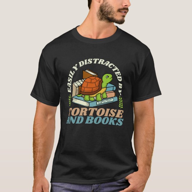 Camiseta Easily Distracted By Tortoise And Books Turtle Boo (Frente)
