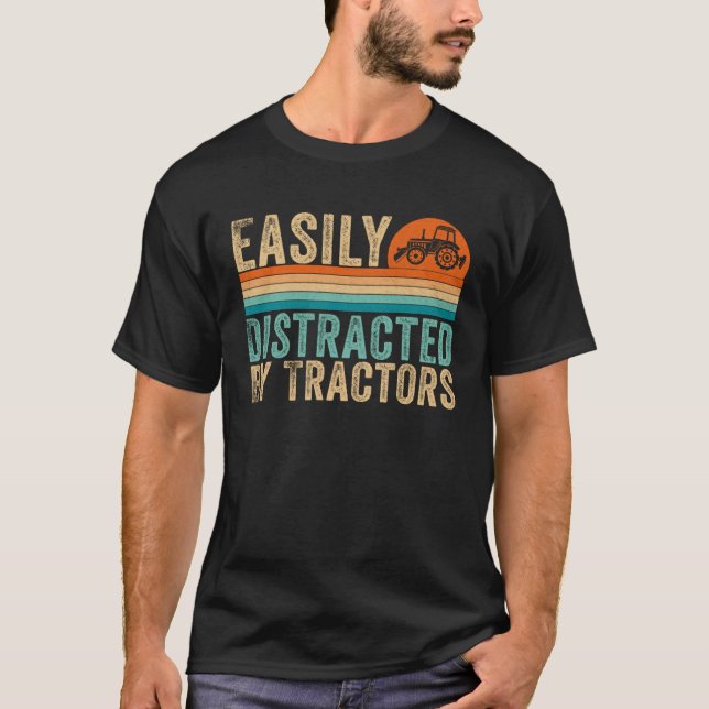 Camiseta Easily distracted by tractors (Frente)