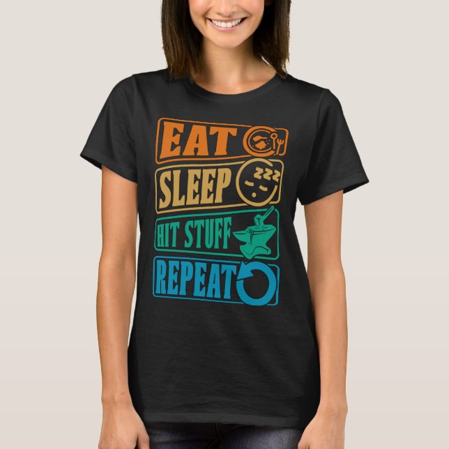 Camiseta Eat Sleep Hit Stuff Repeat Retro Blacksmith Anvil  (Frente)