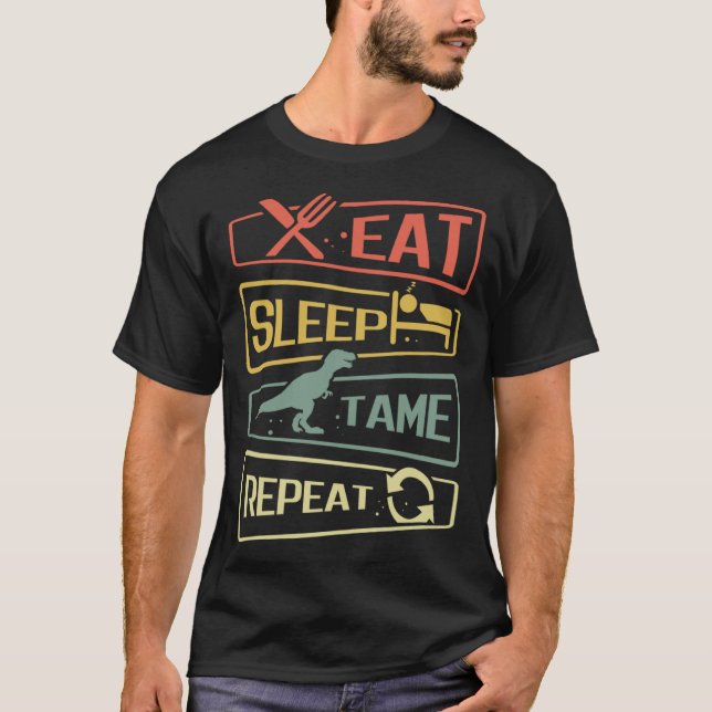 Camiseta Eat Sleep Tame Repeat Dinosaur (Frente)