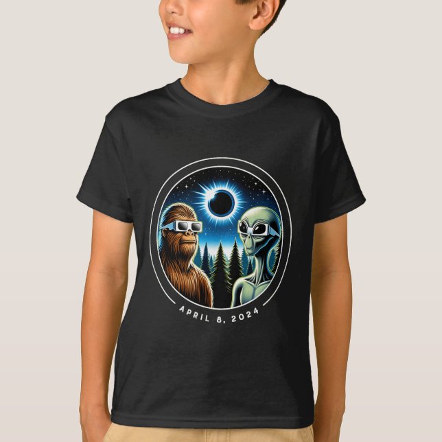 Camiseta Eclipse Total Solar 2024 Engraçado Bigfoot Alien A (Frente)