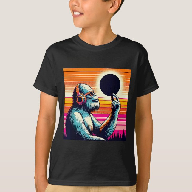 Camiseta Eclipse Total Solar Fofo Retro Pé-Grande (Frente)