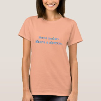 Camiseta Economize água.Compartilhe um chá.