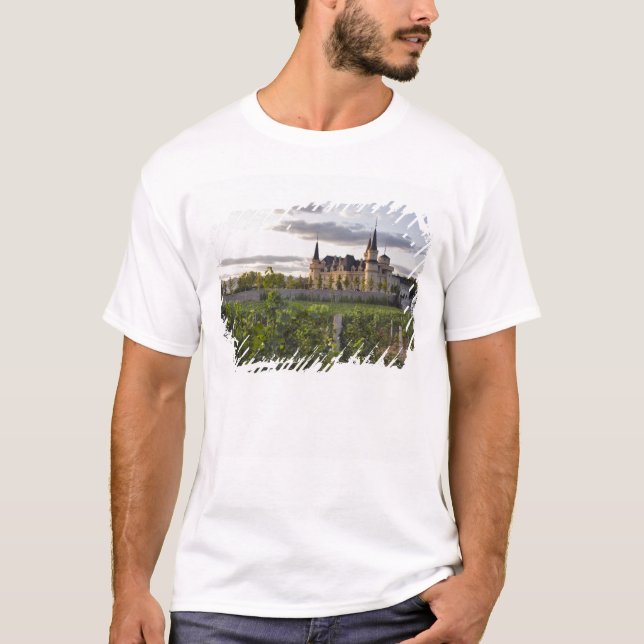 Camiseta Edifício da adega visto da vinha em (Frente)