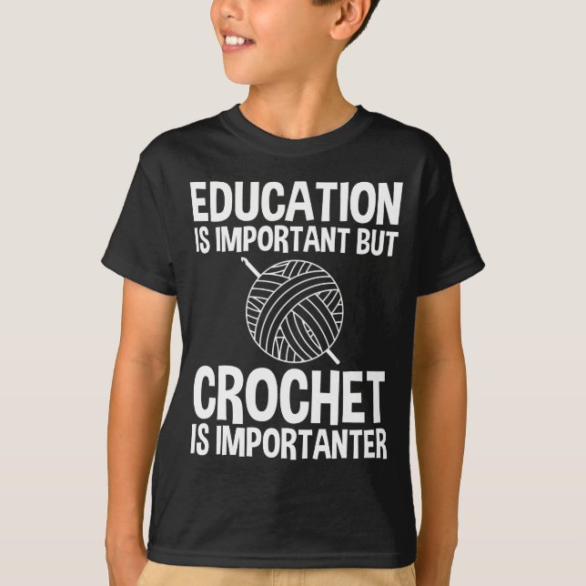 Camiseta Educação É Importante, Mas Crochet É Importante (Frente)