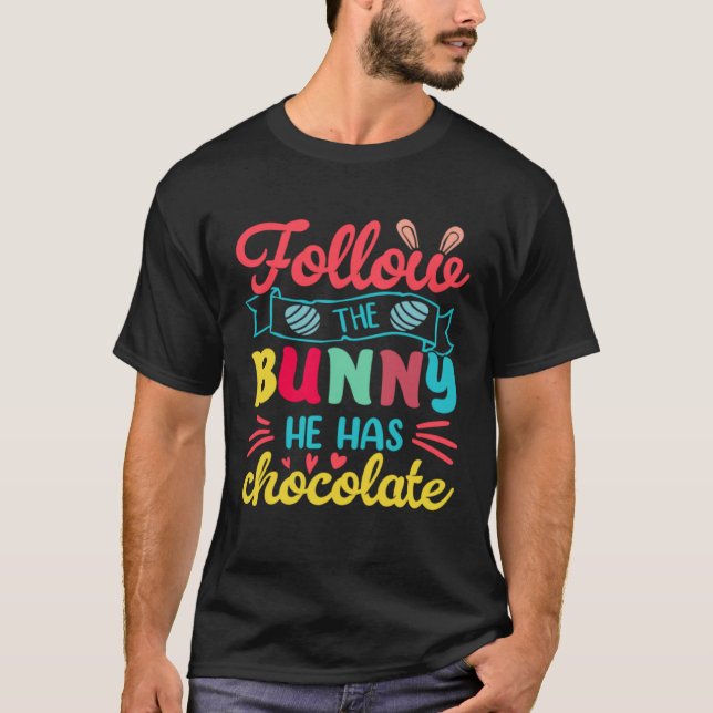 Camiseta Egg Hunting Follow The Bunnt He Has The Chocolate  (Frente)