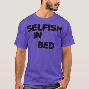 Camiseta Egoísta na cama