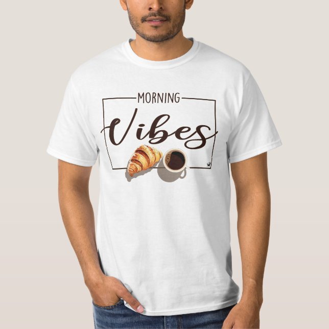 Camiseta Eine Tasse Kaffee mit Croissant Abbildung (Frente)