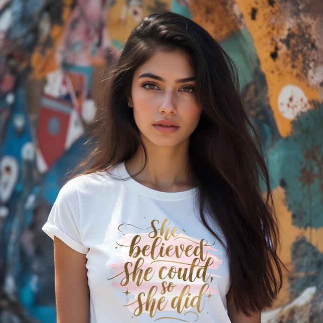 Camiseta Ela Acreditava Que Conseguia  (Inspirational Unisex Softstyle T-Shirt, She Believed She Could, Empowerment Gift, Motivational Appar)