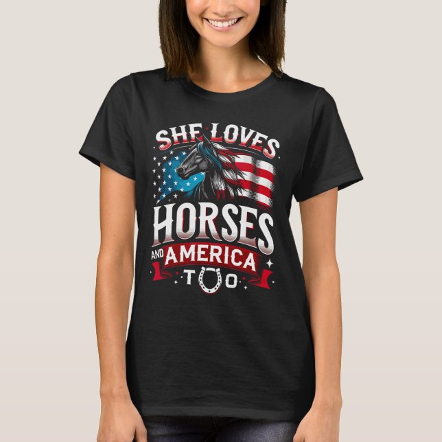 Camiseta Ela Ama Cavalos E A América Demasiado Cavalo Ao Lo (Frente)