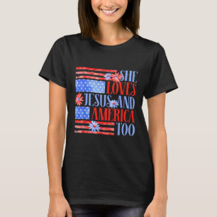 Camiseta Ela Ama Jesus E a América Também Usa Bandeira Flor