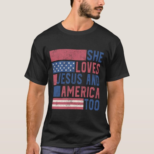 Camiseta Ela Ama Jesus E América No Dia 4 De Julho, Patrio (Frente)