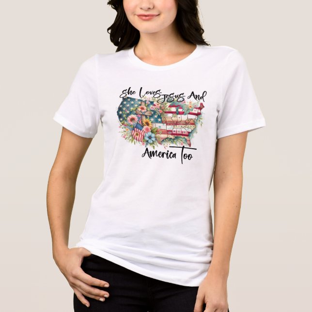 Camiseta Ela ama Jesus e América também - Floral Patriótico (Frente)