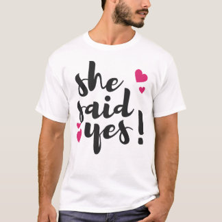 Camiseta Ela Disse Sim! Celebração de Noivado – Romântico