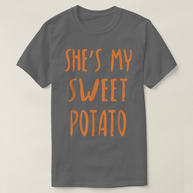 Camiseta Ela é a minha batata doce, eu sou Casal Thanksgivi (Frente do Design)