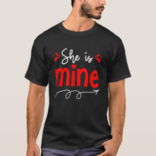 Camiseta Ela É A Minha Cabine De Dia de os namorados De Cas
