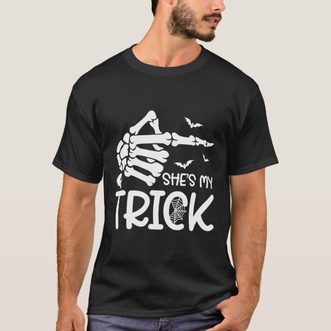 Camiseta Ela é a minha fantasia do Skeleton Halloween (Frente)