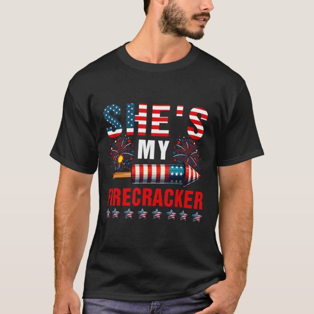 Camiseta Ela é a minha "Sparkler"... 4 de julho. (Frente)