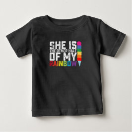 Camiseta Ela É a Outra Metade do Meu Arco-Íris Lésbica Gay