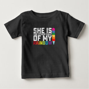 Camiseta Ela É a Outra Metade do Meu Arco-Íris Lésbica Gay