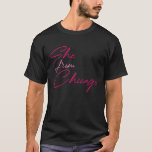 Camiseta Ela É de Chicago Garotas Dizendo Roupas Femininas