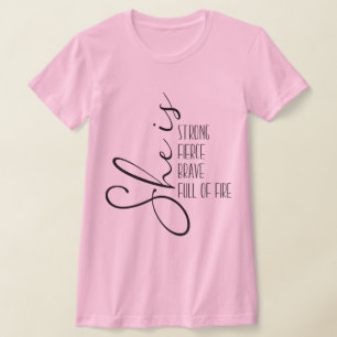 Camiseta Ela é forte e corajosa Cheio de fogo
