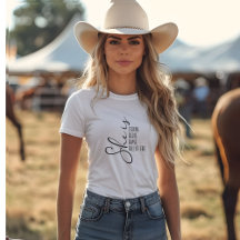 Ela é forte guião tipografia de presente na camise