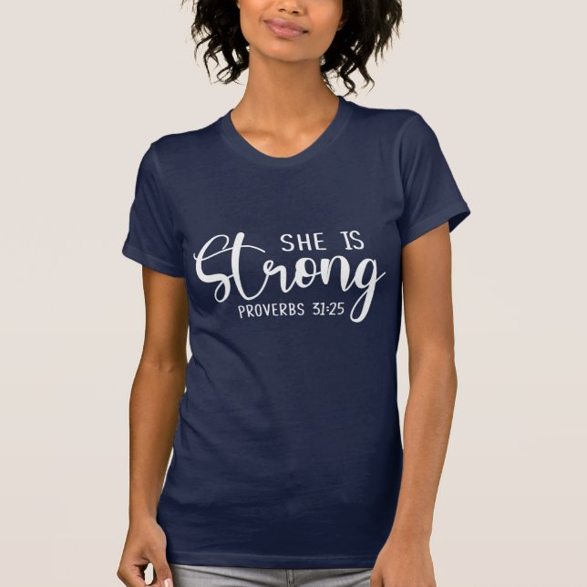 Camiseta Ela é forte - Proverbs 31:25 - impressão branco (Frente)