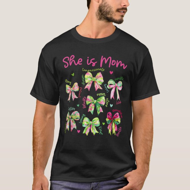 Camiseta Ela é mãe Arco coquette Feliz Dia das Mães 2025 (Frente)