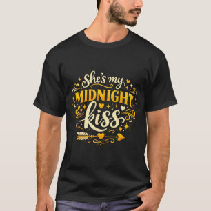 Camiseta Ela É Meu Beijo da Meia-Noite Feliz Ano Novo Casal