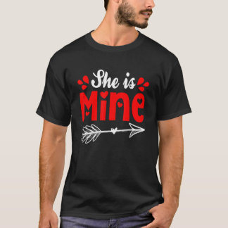 Camiseta Ela É Minha Casal Correspondente Dia dos Namorados