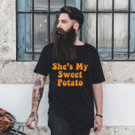 Camiseta Ela é minha Casal de Ação de Graças de Batata Doce<br><div class="desc">I Yam Shirt Link: https://www.zazzle.com/z/sfp4ux2b?rf=238271464211929975 Queda Halloween Ela é minha Casal de Ação de Graças de Batata Doce</div>