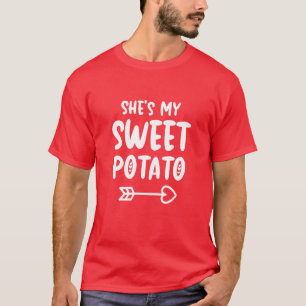 Camiseta Ela é minha Dia de os namorados de batata doce co