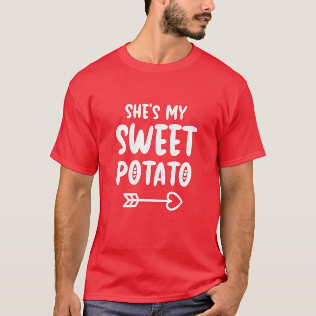 Camiseta Ela é minha Dia de os namorados de batata doce com (Frente)