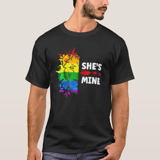 Camiseta Ela é minha, sou a Lion LGBT da Lésbica Lion LGBT  (Frente)