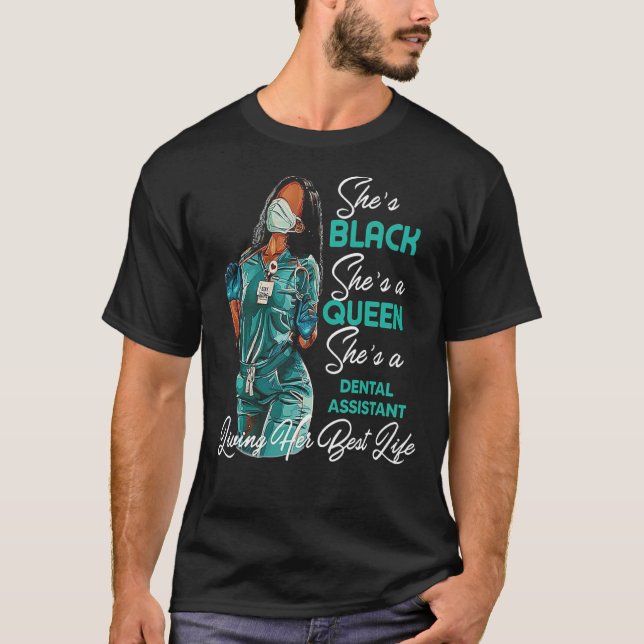 Camiseta Ela É Negra. Ela É Uma Rainha, Ela É Uma Assistent (Frente)
