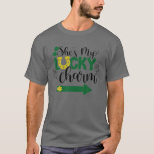 Camiseta Ela é o meu charme de sorte. Ele é o meu amigo d