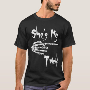Camiseta Ela é o meu esqueleto de truques do Dia das Bruxas