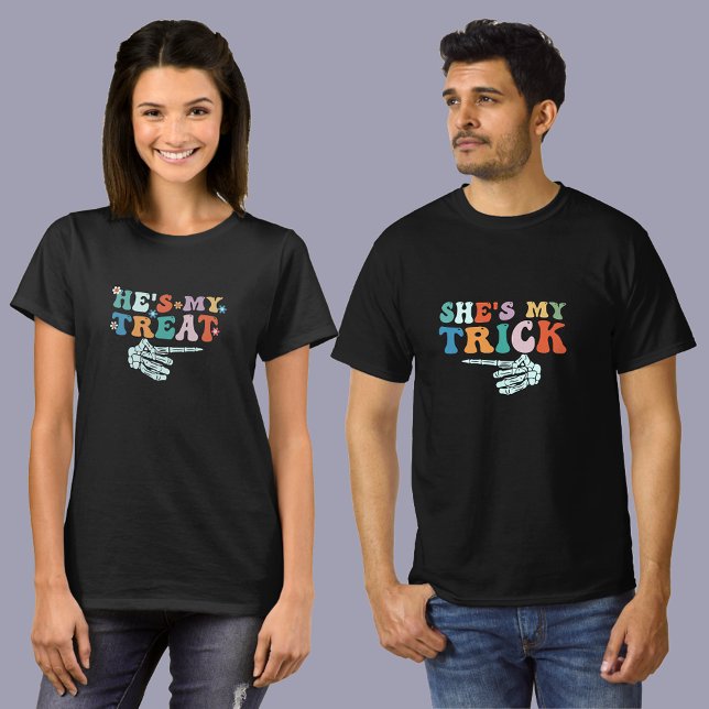 Camiseta Ela é o meu truque... "Casal Halloween Engraçado" (https://www.zazzle.com/hes_my_treat_couple_halloween_funny_costume_t_shirt-256838708225486733)