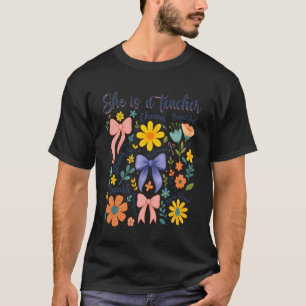 Camiseta Ela é Professora Coquette Laço Boho Floral Diverti