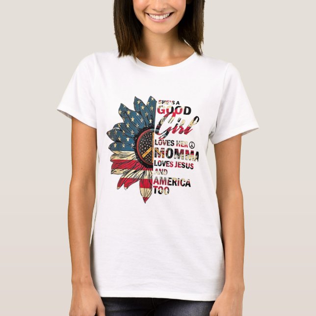 Camiseta Ela é uma boa garota que ama sua mãe Jesus e Améri (Frente)