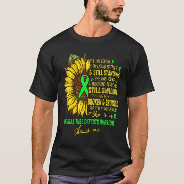 Camiseta Ela É Uma Guerreira Neural De Defeitos Do Tubo Ela (Frente)