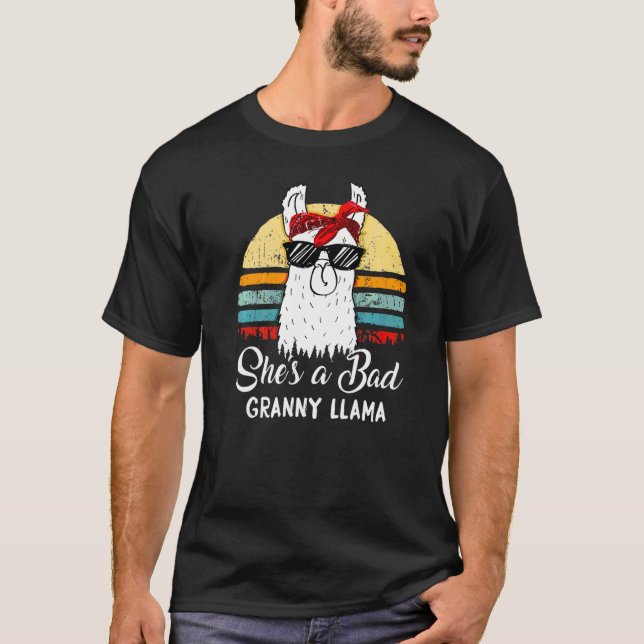 Camiseta Ela É Uma Má Avó Llama Mãe Avó (Frente)