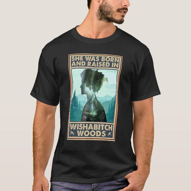 Camiseta Ela Era Nascer E Criada Em Wishabch Woods Dizendo (Frente)