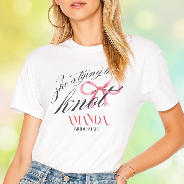 Camiseta Ela Está Amarrando o Laço Coquette Despedida de So (She's Tying the Knot Pink Bow Coquette Elegant Typography Bachelorette Bridal Shower Squad T-Shirt)